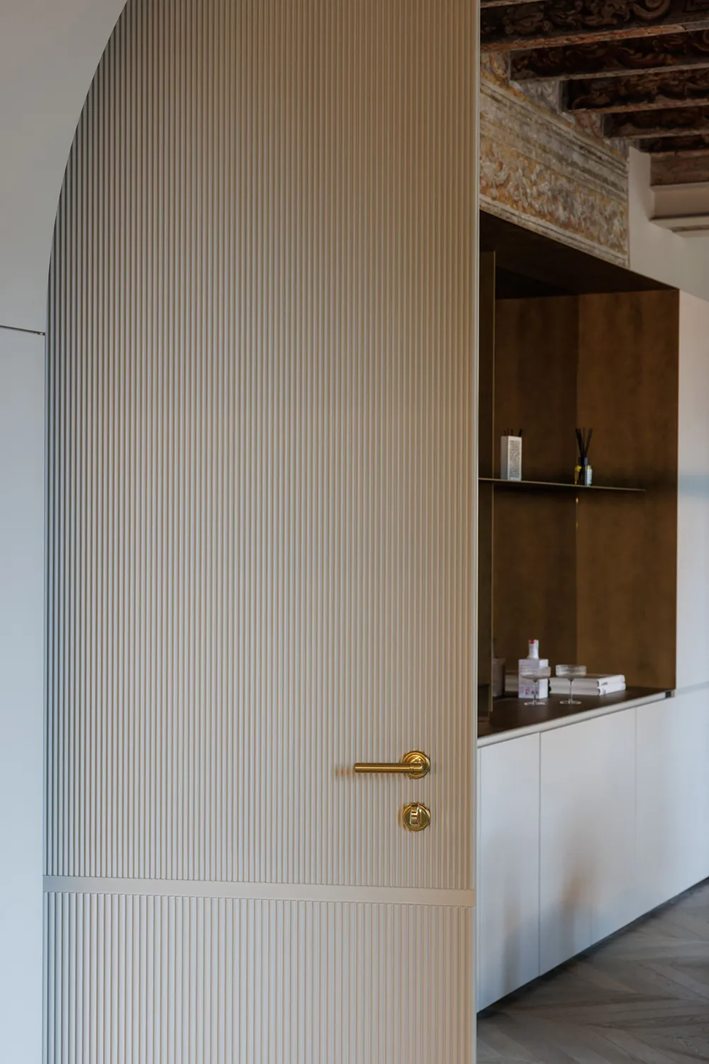 Середньовічні фрески та сучасний дизайн: будинок в Італії - Gallery image 5