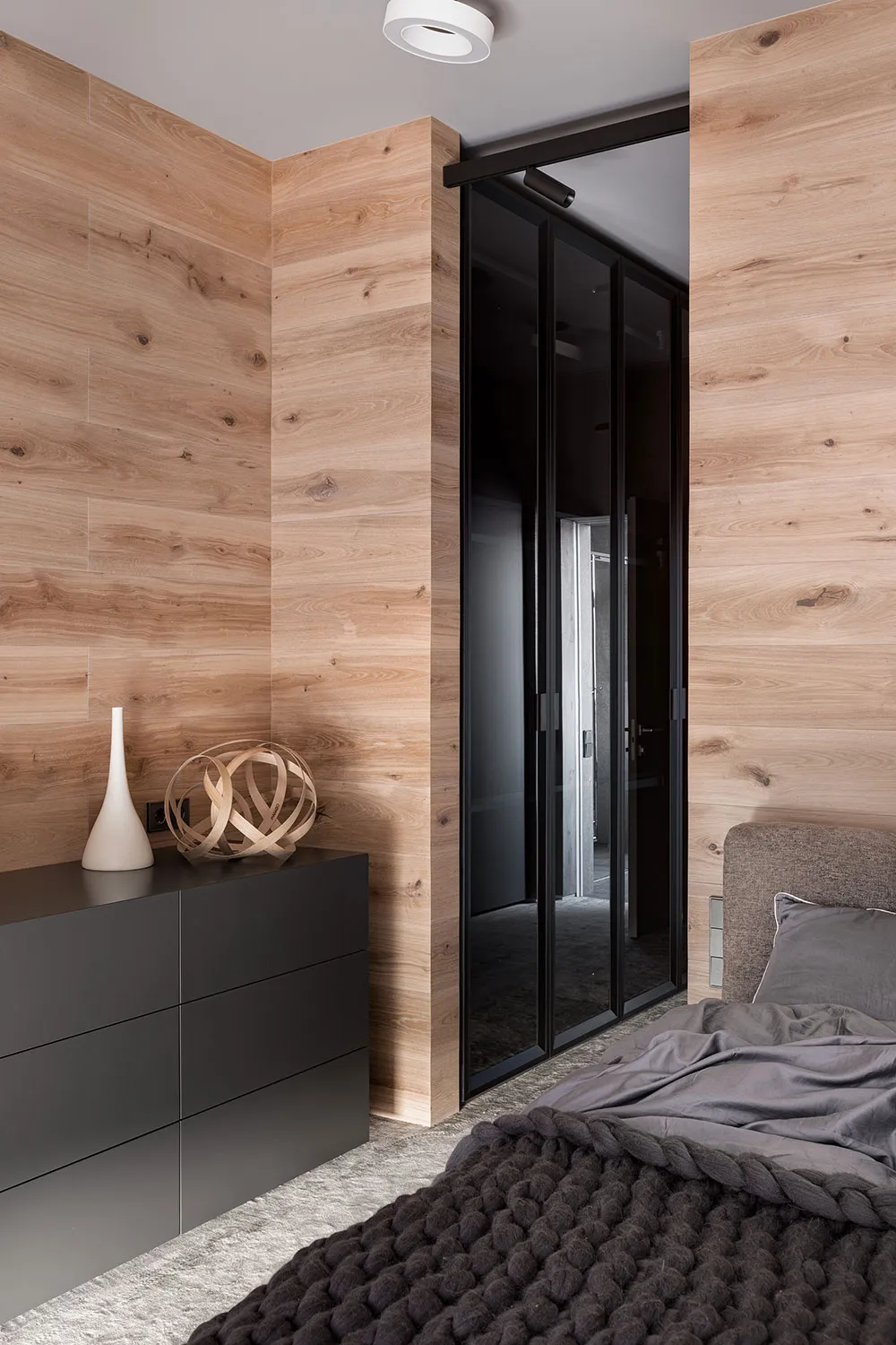 Современный дом для семьи в Днепре с обилием дерева в декоре - Gallery image 21