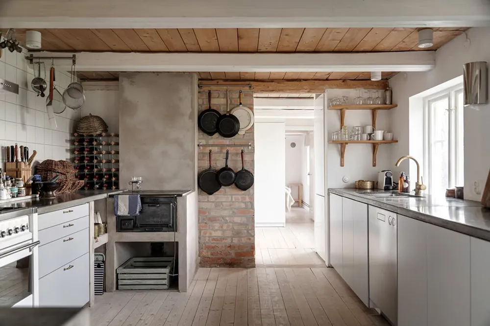 Просторные и тёплые интерьеры бывшей фермы в Швеции - Gallery image 15