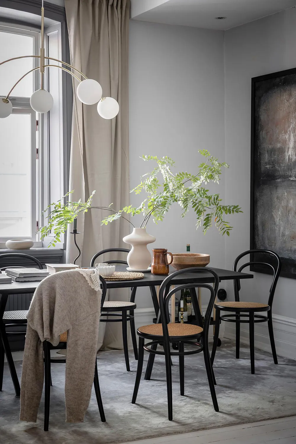 Elegancki skandynawski wnętrze z otwartymi półkami i nowoczesnymi szarymi akcentami (74 m²) - Gallery image 18