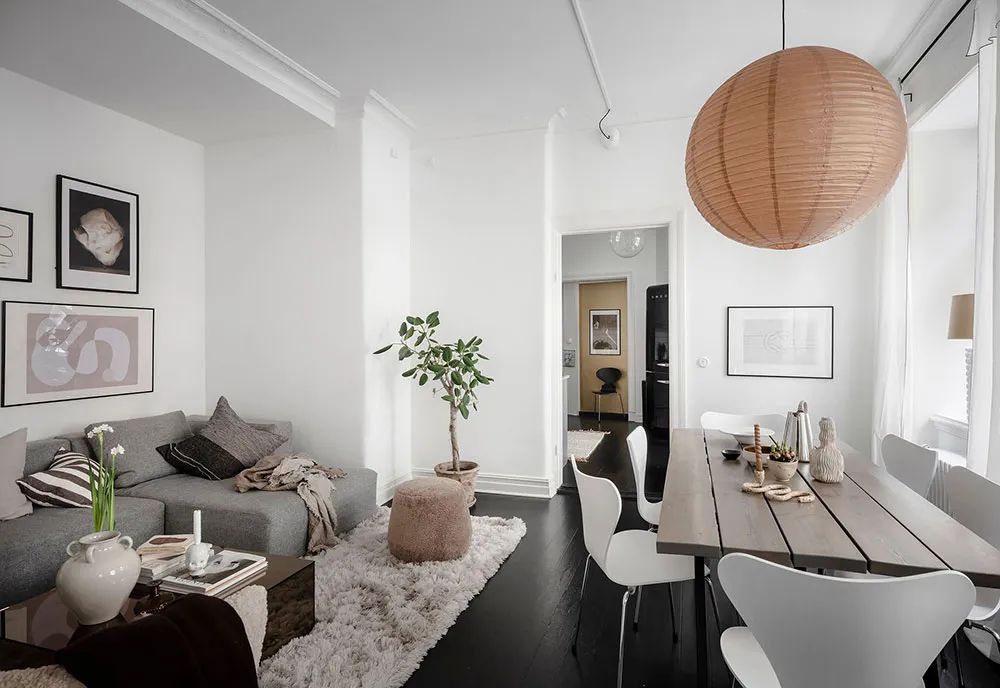 स्टाइलिश काले-सफेद रंग का लिविंग रूम एवं हरे रंग का बेडरूम: गोथेनबर्ग में स्थित एक छोटा 2-km वाला अपार्टमेंट (61 वर्ग मीटर) - Gallery image 2