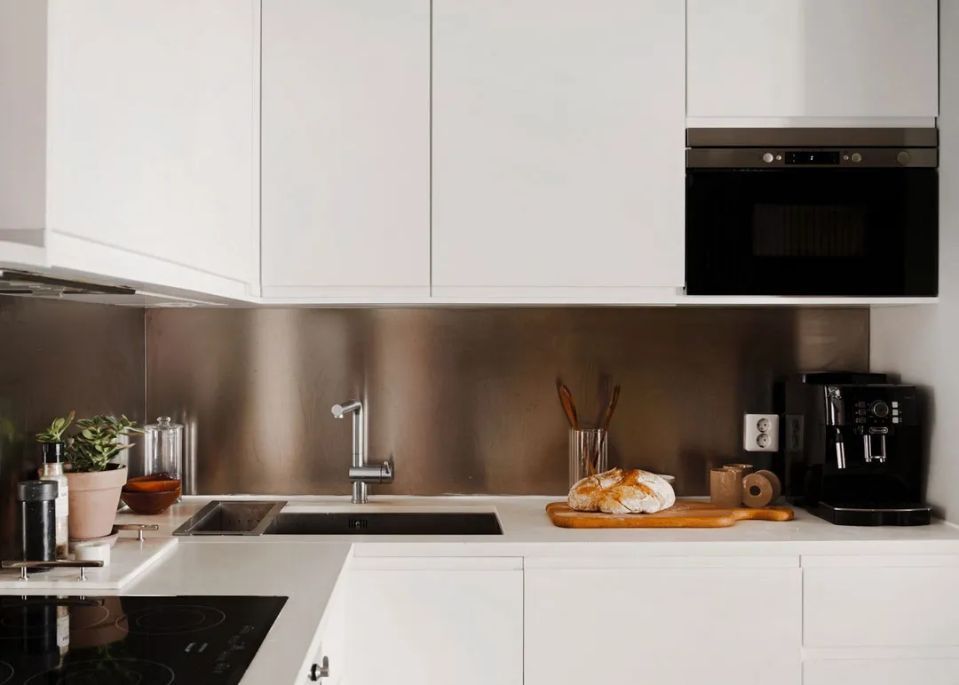 Interior escandinavo tranquilo con dormitorios coloridos y detalles decorativos - Gallery image 10