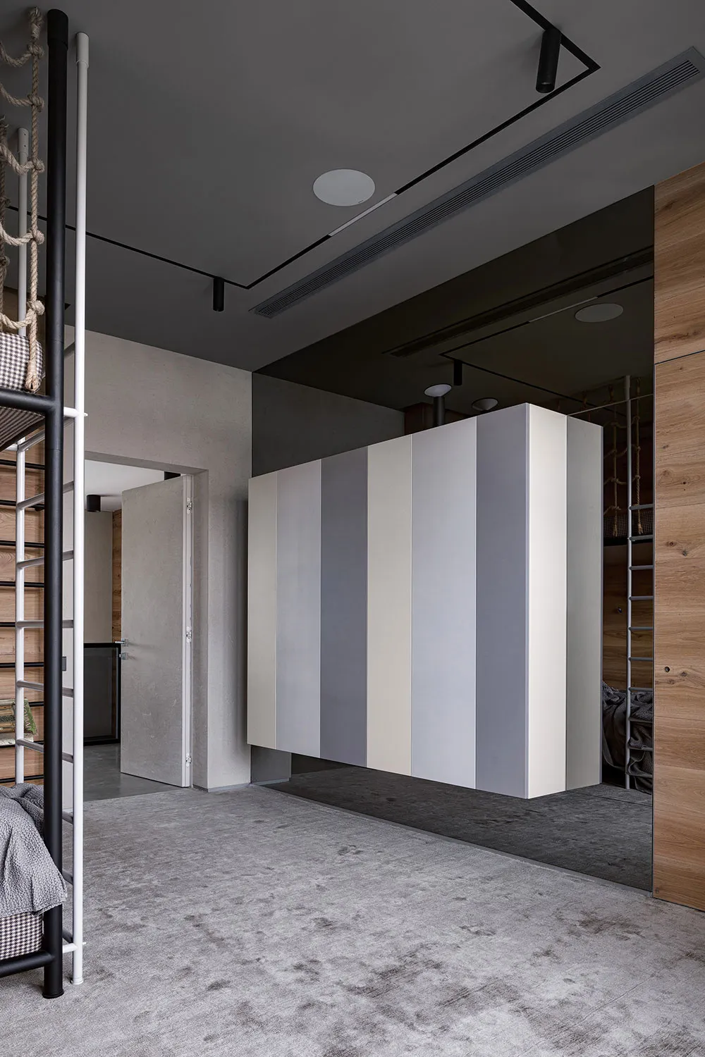 Современный дом для семьи в Днепре с обилием дерева в декоре - Gallery image 25