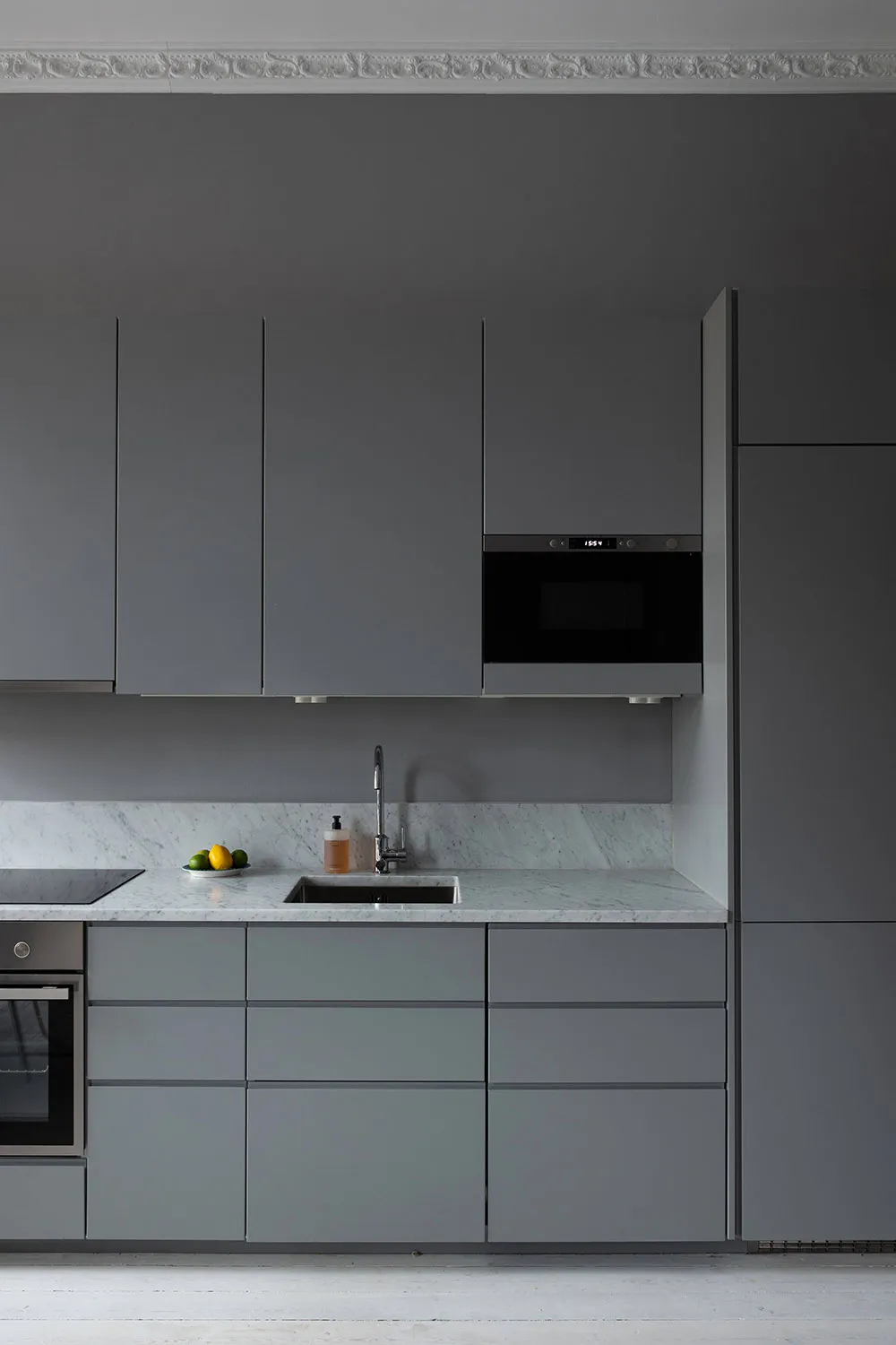 Tonos oscuros y dormitorio en nicho: apartamento pequeño en Suecia (37 m²) - Gallery image 6