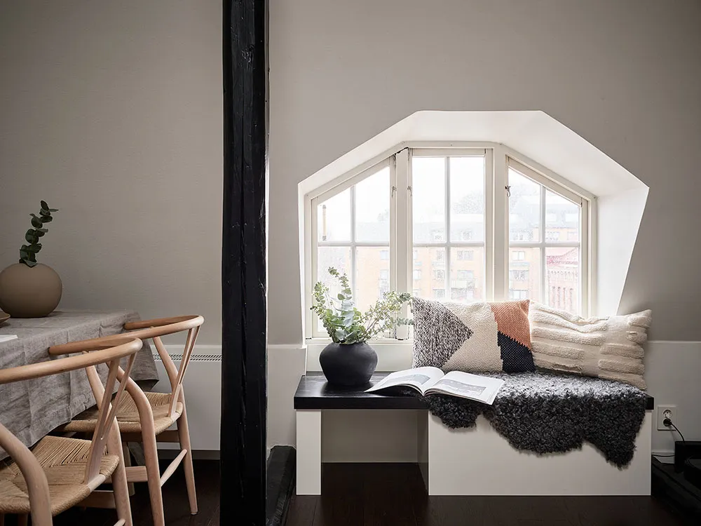 Скошені стеля, цегляна стіна і гардеробна кімната: цікава мансарда в Швеції (42 кв. м) - Gallery image 3