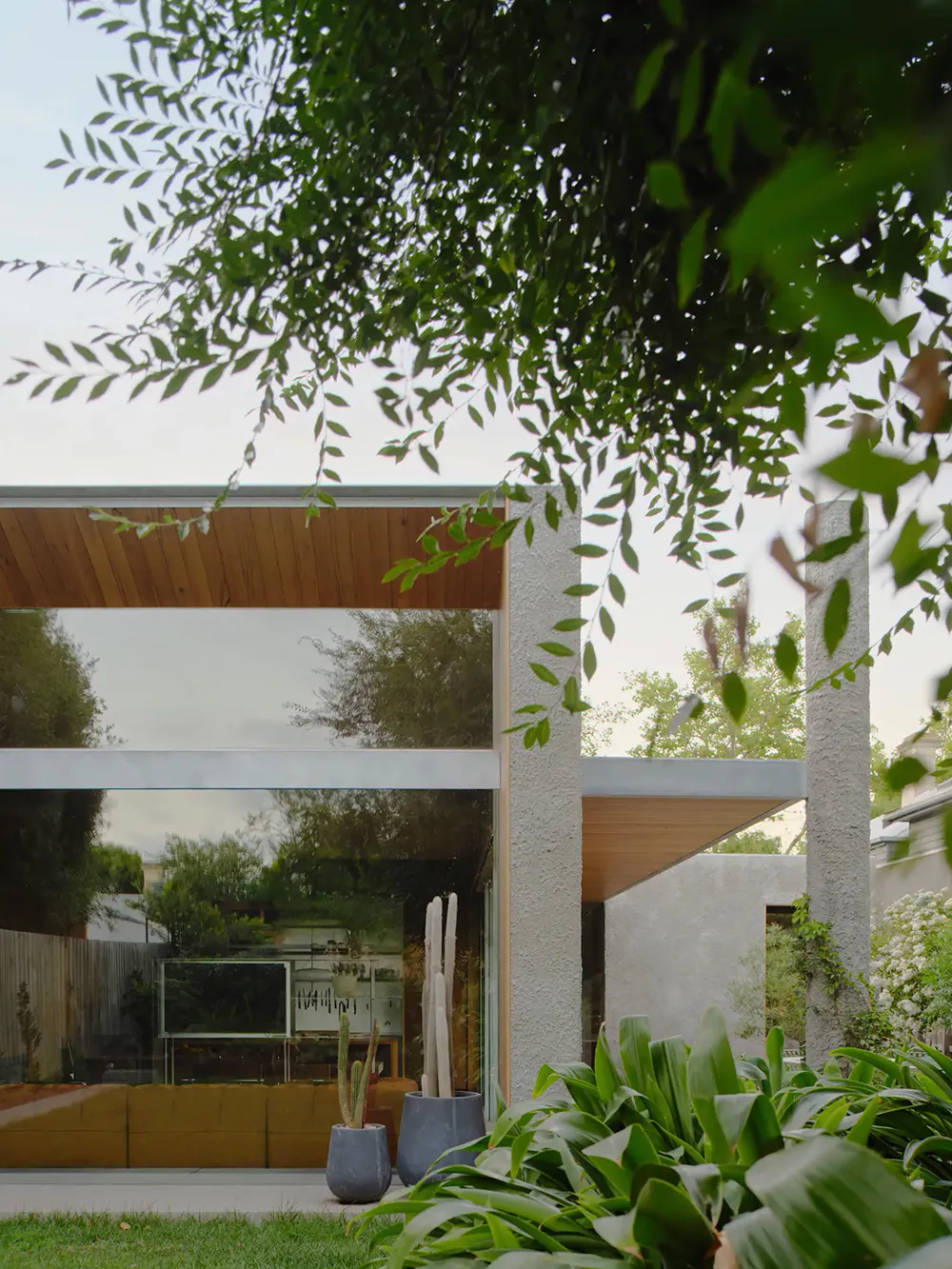 Современный дом дизайнера, в котором архитектура сливается с садом - Gallery image 13