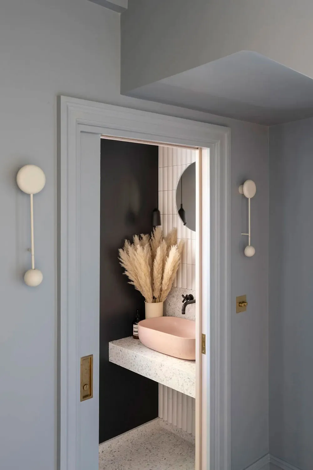 Изысканный современный интерьер в приятных пастельных оттенках в Лондоне - Gallery image 9