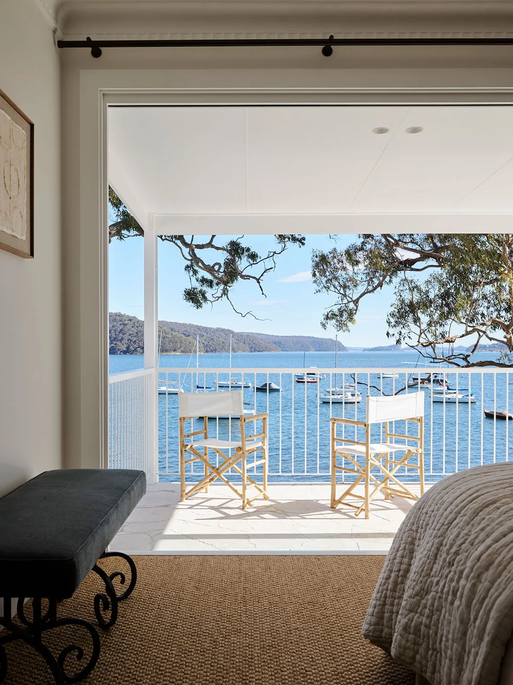 Intérieurs blancs et vues panoramiques : maison côtière à Sydney - Gallery image 10