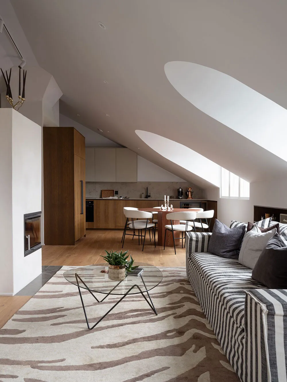 Стильная мансардная квартира с полосатым диваном - Gallery image 1