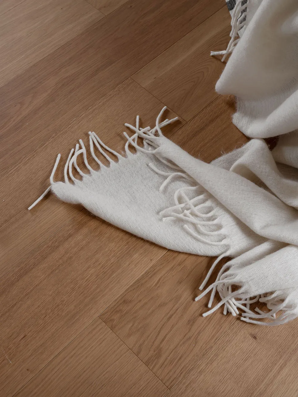 Стильная мансардная квартира с полосатым диваном - Gallery image 20