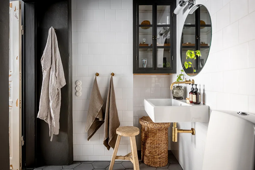 Un design audacieux bleu et des plinthes sur les murs : une studio-appartement efficace en Suède (34 m²) - Gallery image 5