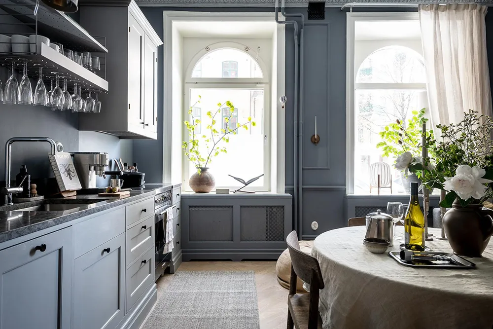 Un design audacieux bleu et des plinthes sur les murs : une studio-appartement efficace en Suède (34 m²) - Gallery image 10