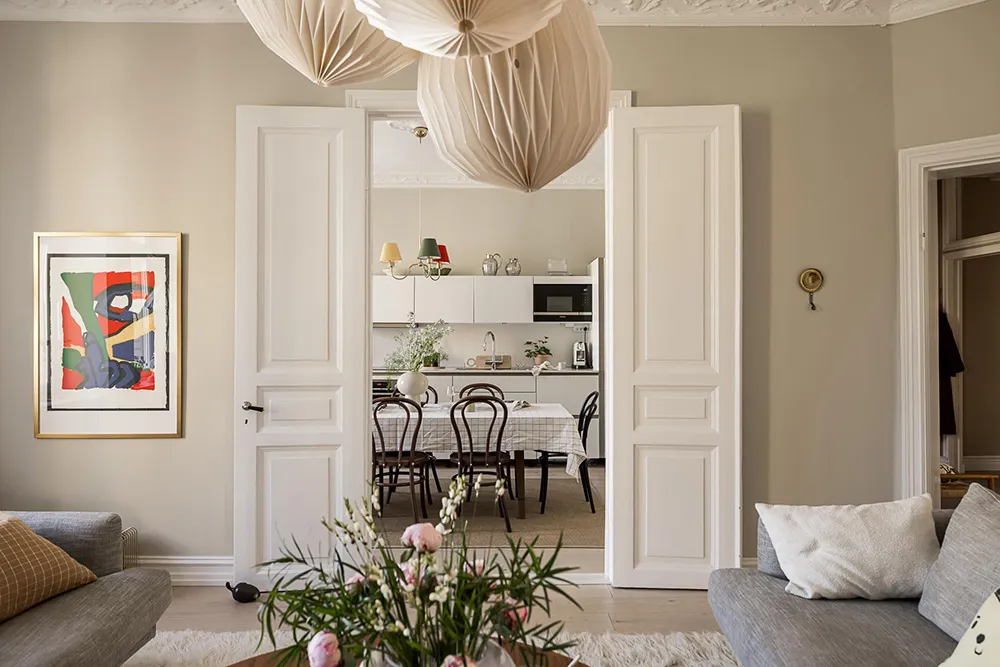 Interior beige-gris con libros en Gotemburgo (91 m²) - Gallery image 5