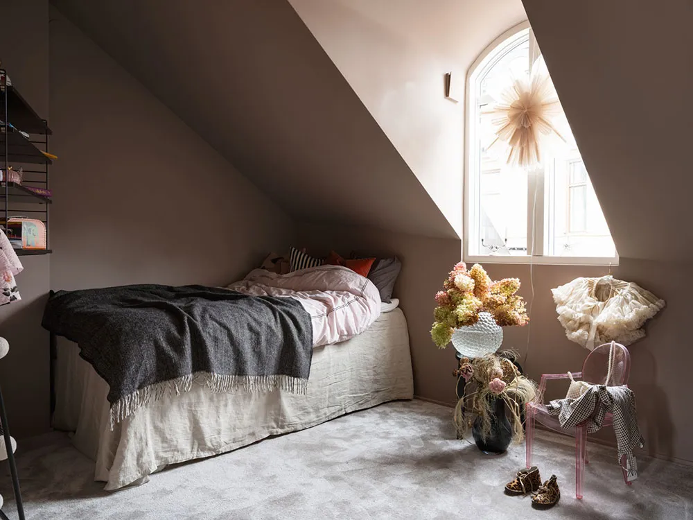 Стильная мансардная квартира с полосатым диваном - Gallery image 21