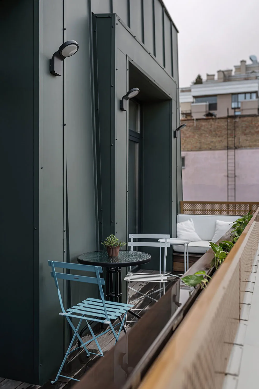 Minimalism, Rounded Corners and Shutters: Apartment in Kyiv (77 sqm) - Gallery image 1