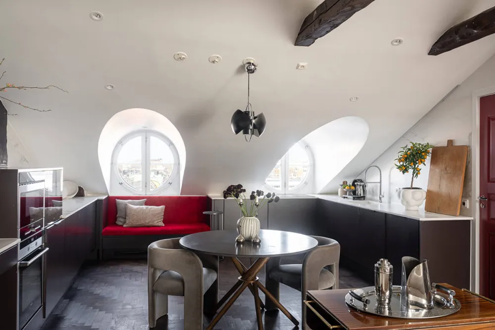 Plafonds inclinés et murs noirs : mansarde à Stockholm (82 m²) - Gallery image 11