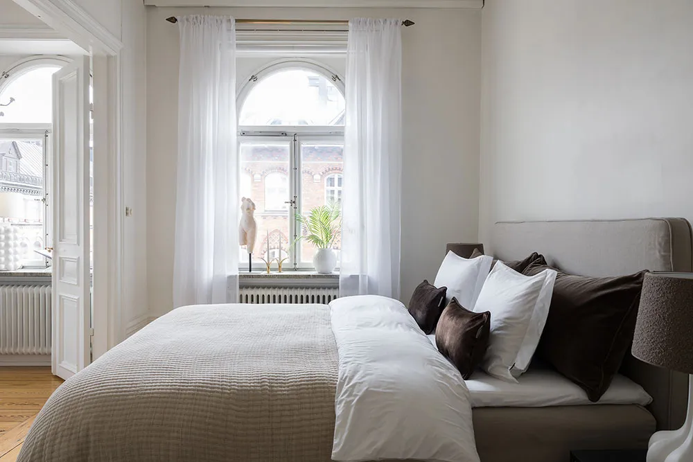 Elegant corner apartment with black-and-white kitchen in Stockholm - Gallery image 16