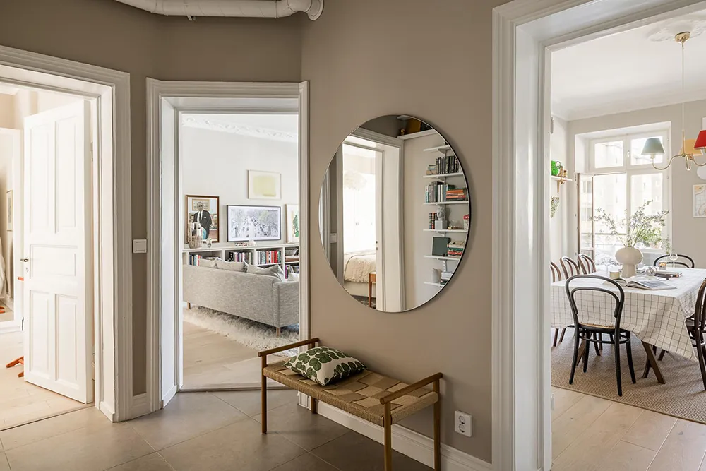 Interior beige-gris con libros en Gotemburgo (91 m²) - Gallery image 25