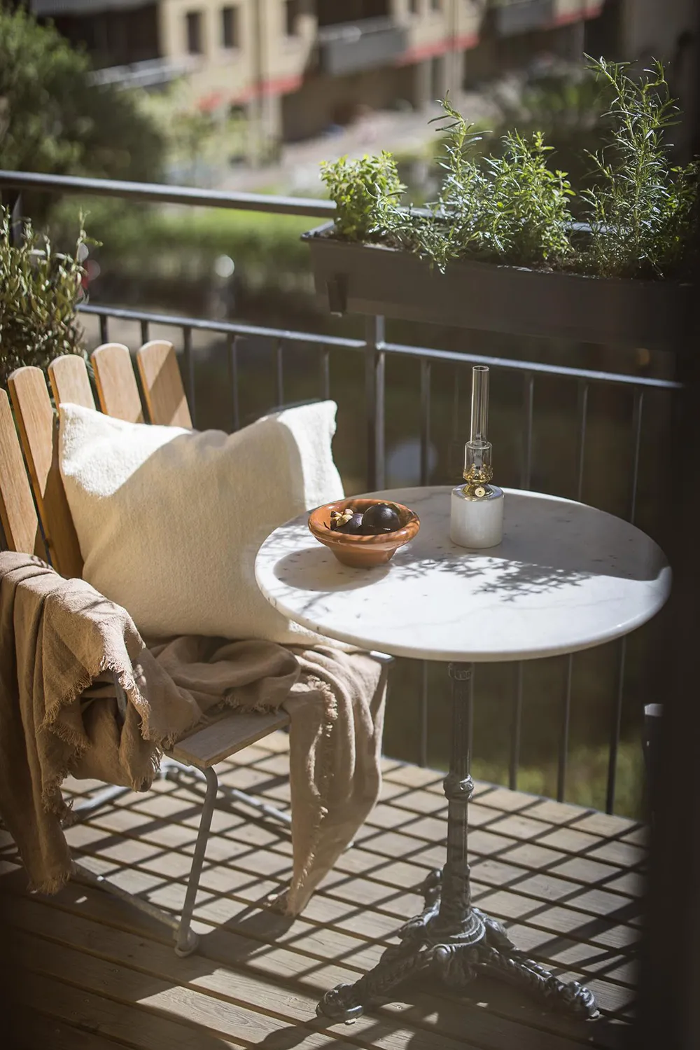 Interior beige-gris con libros en Gotemburgo (91 m²) - Gallery image 18