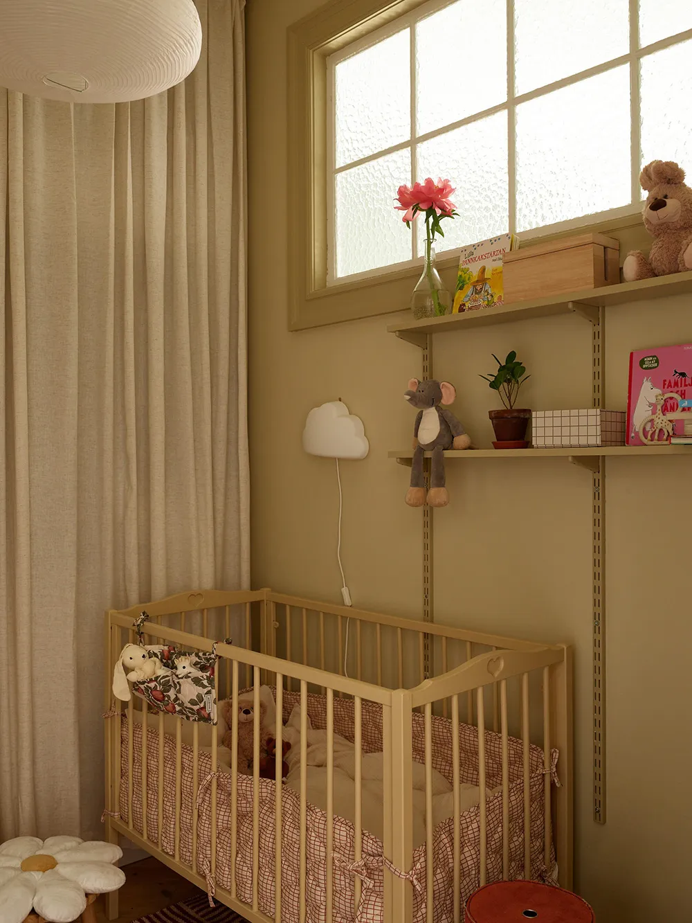 Interior soleado en Estocolmo con toques coloridos - Gallery image 13