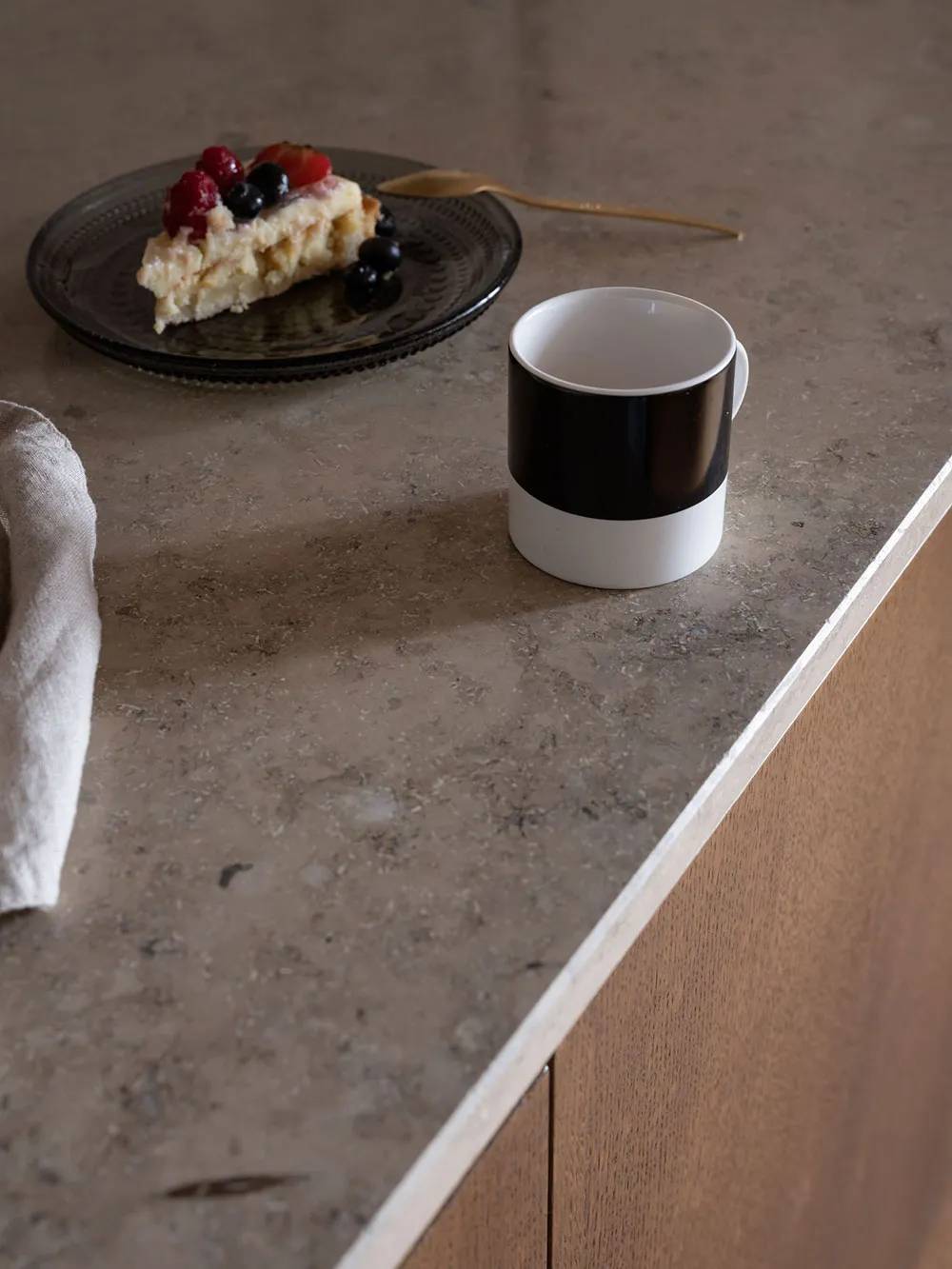 Стильная мансардная квартира с полосатым диваном - Gallery image 7