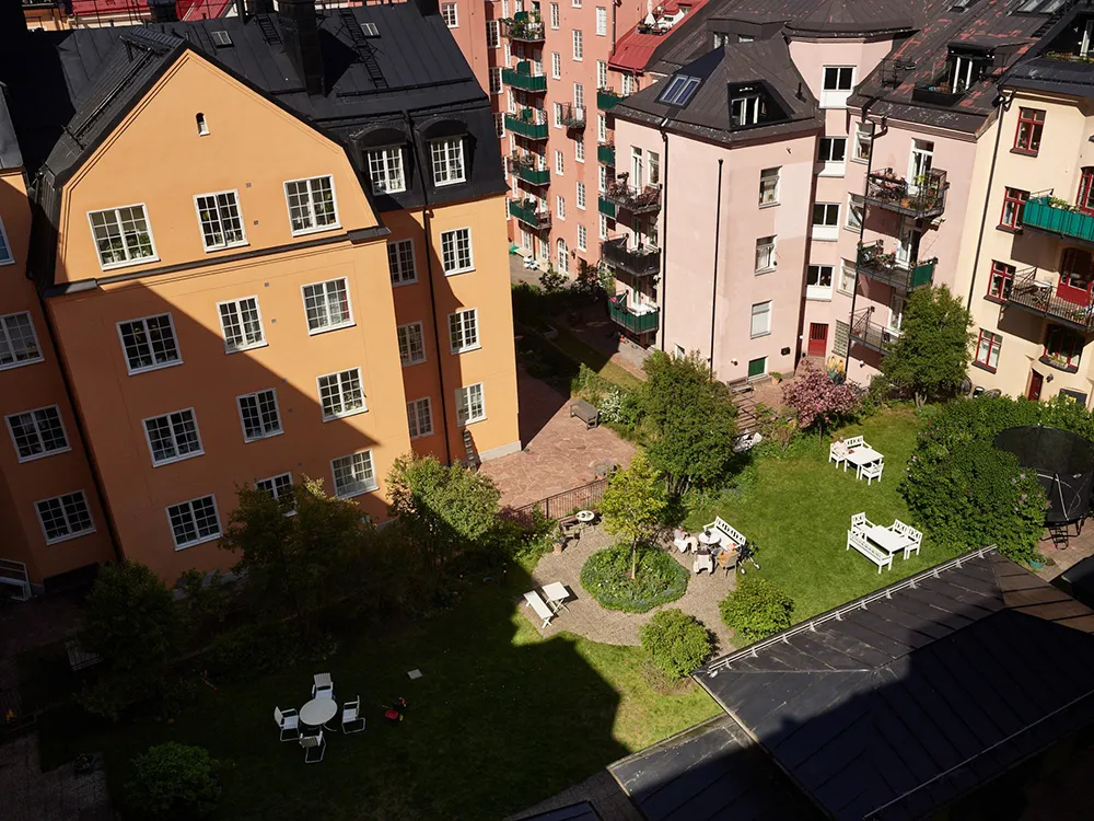 Interior soleado en Estocolmo con toques coloridos - Gallery image 23