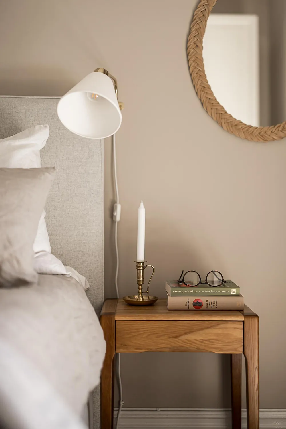 Interior beige-gris con libros en Gotemburgo (91 m²) - Gallery image 16