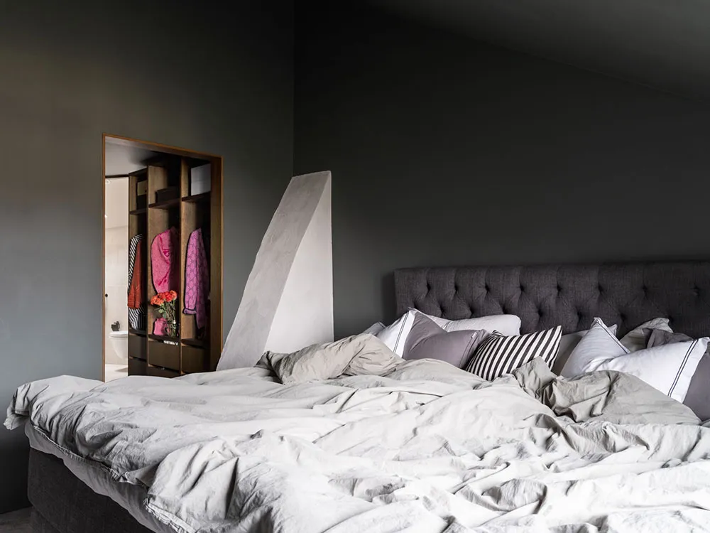 Стильная мансардная квартира с полосатым диваном - Gallery image 15