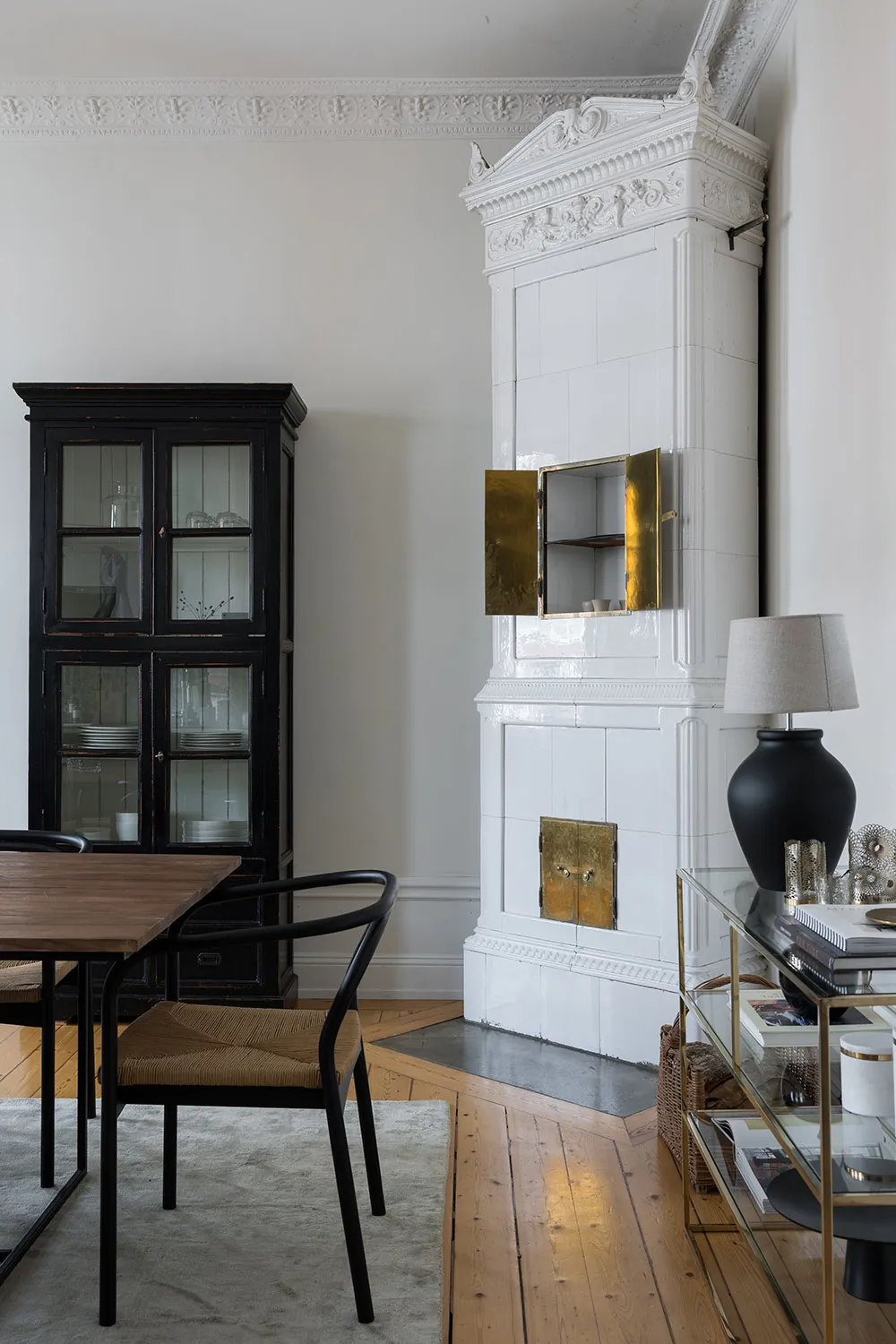 Elegant corner apartment with black-and-white kitchen in Stockholm - Gallery image 9