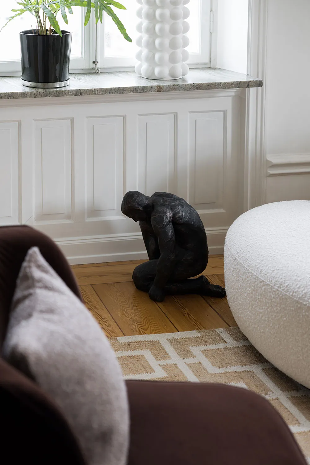 Elegant corner apartment with black-and-white kitchen in Stockholm - Gallery image 3