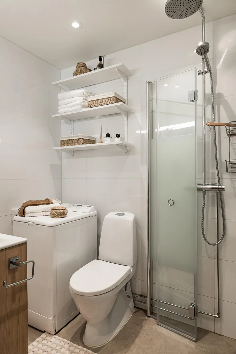 Interior beige-gris con libros en Gotemburgo (91 m²) - Gallery image 24