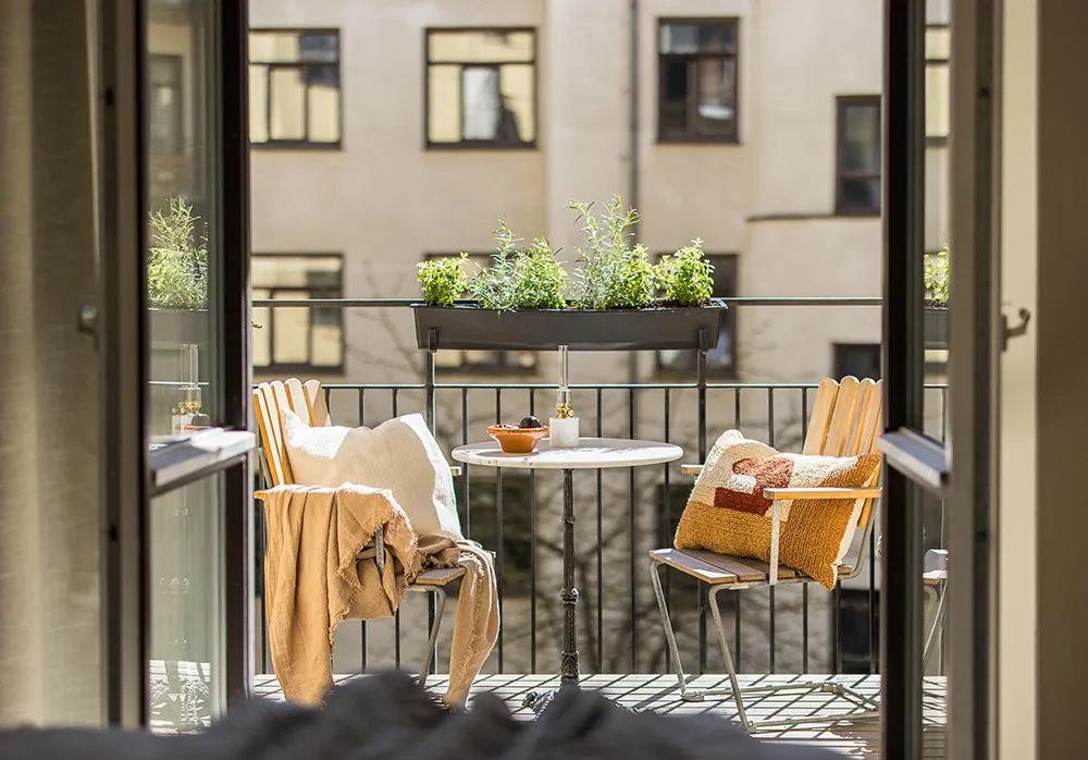 Interior beige-gris con libros en Gotemburgo (91 m²) - Gallery image 17