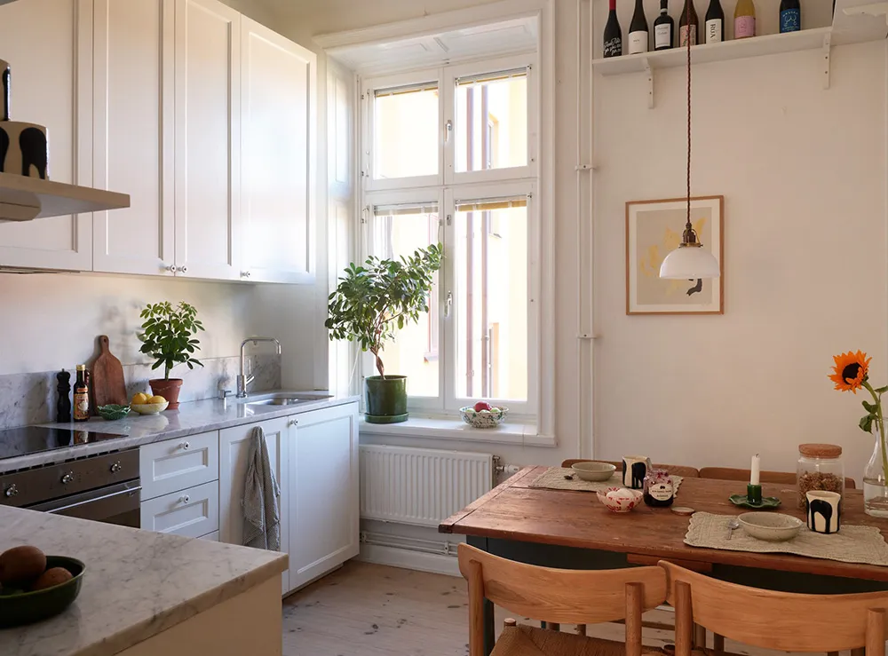 Interior soleado en Estocolmo con toques coloridos - Gallery image 15