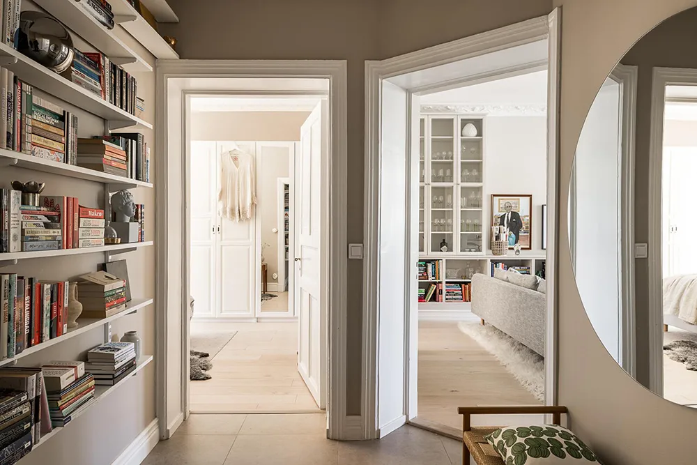 Interior beige-gris con libros en Gotemburgo (91 m²) - Gallery image 26