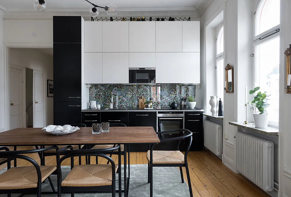 Elegant corner apartment with black-and-white kitchen in Stockholm - Gallery image 7