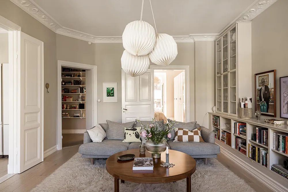 Interior beige-gris con libros en Gotemburgo (91 m²) - Gallery image 13