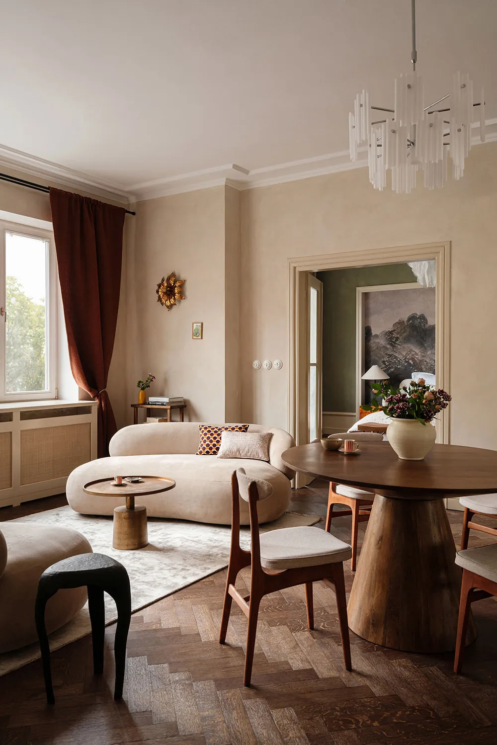 Style apartment of a travel blogger in Warsaw with elegant details - Gallery image 1