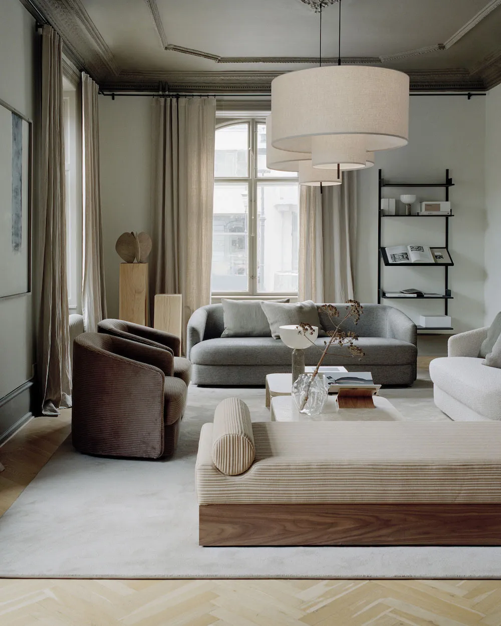 Eleganter skandinavischer Interieur in einer schönen, ruhigen Farbpalette - Gallery image 1