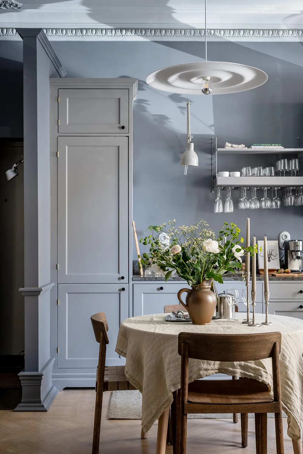 Un design audacieux bleu et des plinthes sur les murs : une studio-appartement efficace en Suède (34 m²) - Gallery image 8