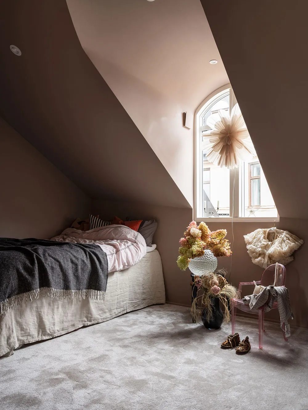 Стильная мансардная квартира с полосатым диваном - Gallery image 22