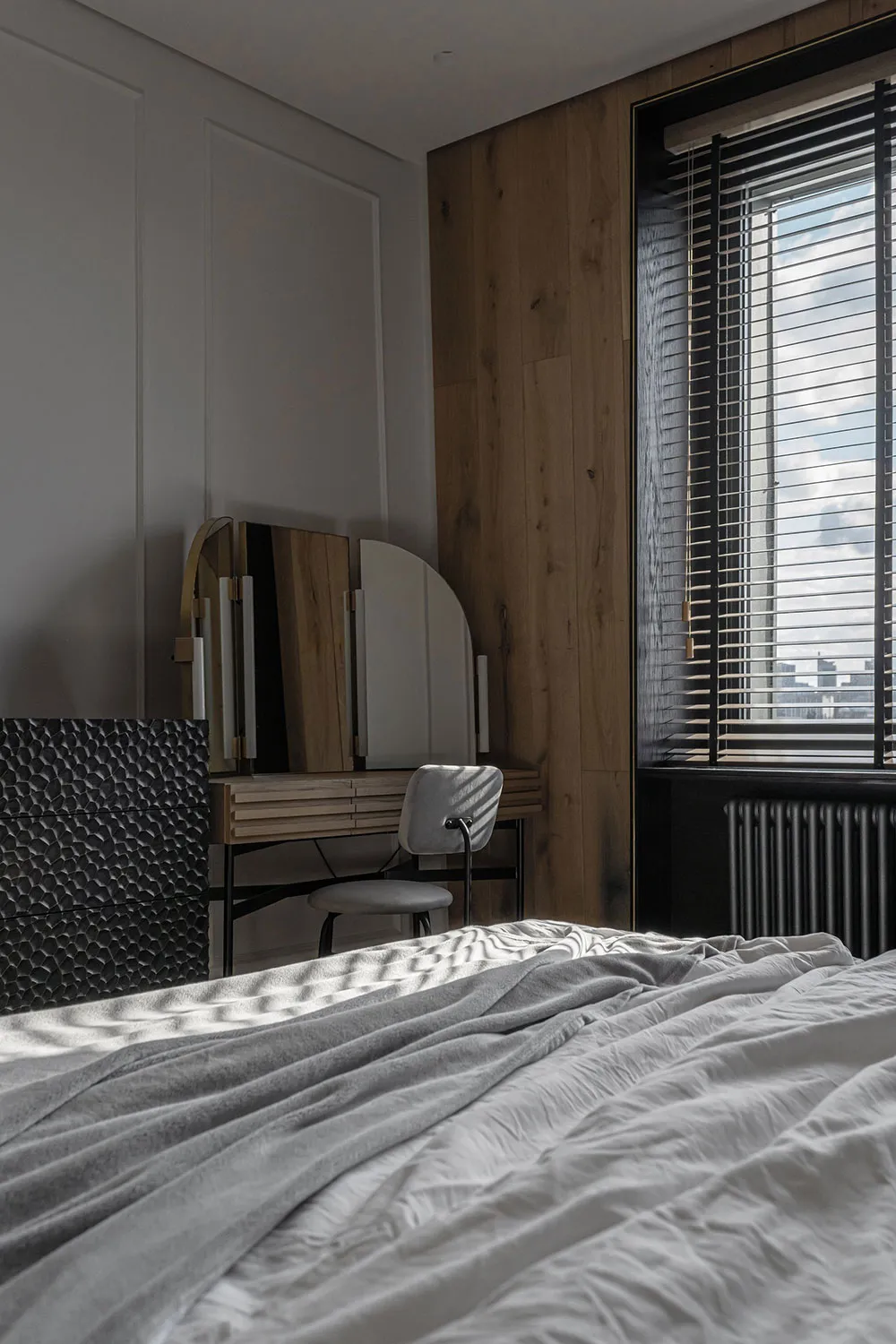 Minimalism, Rounded Corners and Shutters: Apartment in Kyiv (77 sqm) - Gallery image 12