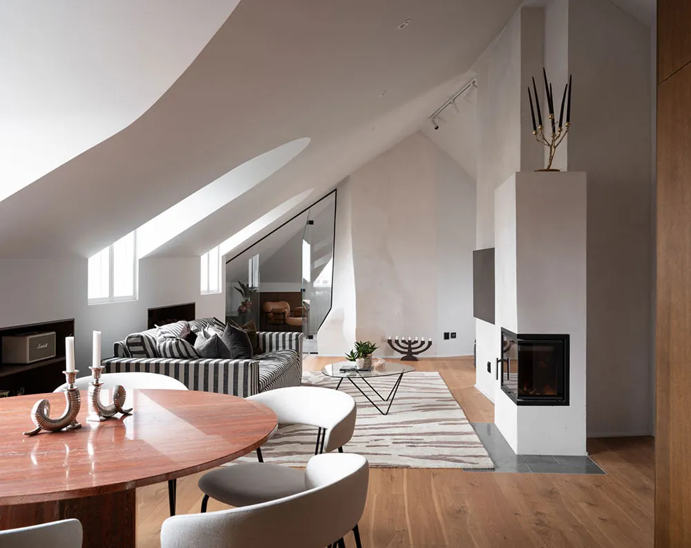 Стильная мансардная квартира с полосатым диваном - Gallery image 9