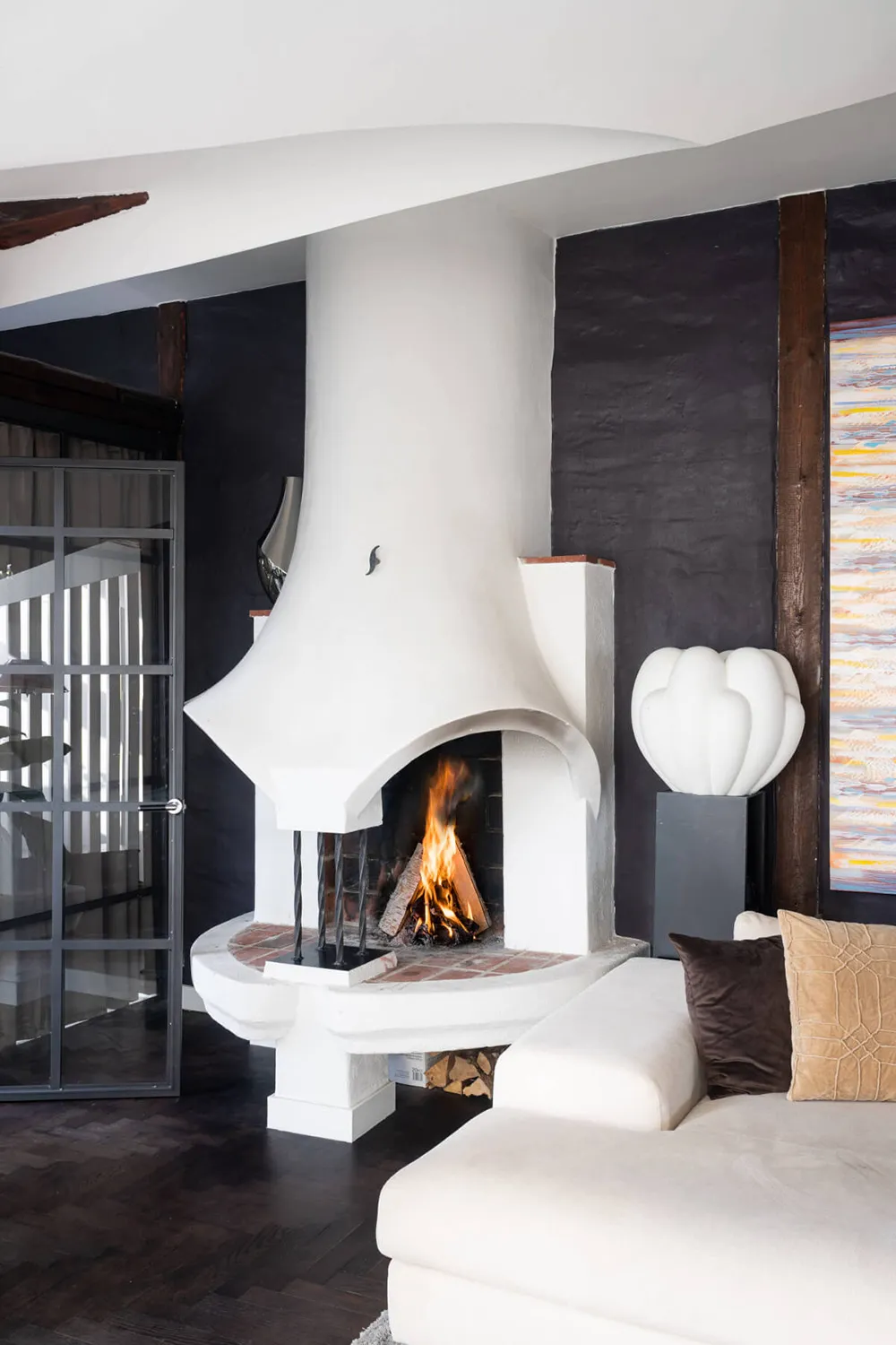 Plafonds inclinés et murs noirs : mansarde à Stockholm (82 m²) - Gallery image 6