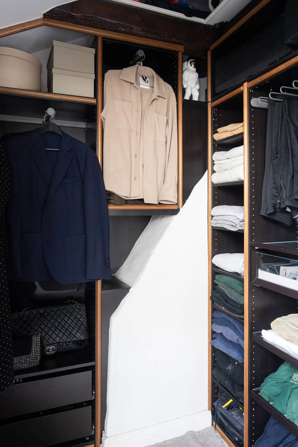 Plafonds inclinés et murs noirs : mansarde à Stockholm (82 m²) - Gallery image 9