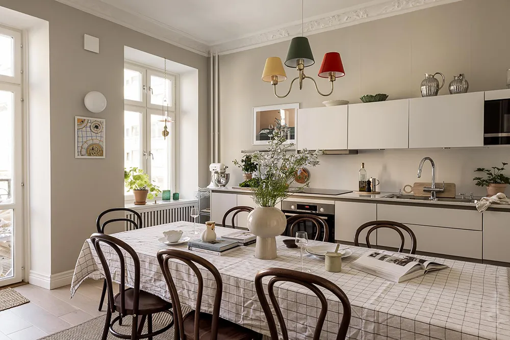 Interior beige-gris con libros en Gotemburgo (91 m²) - Gallery image 8