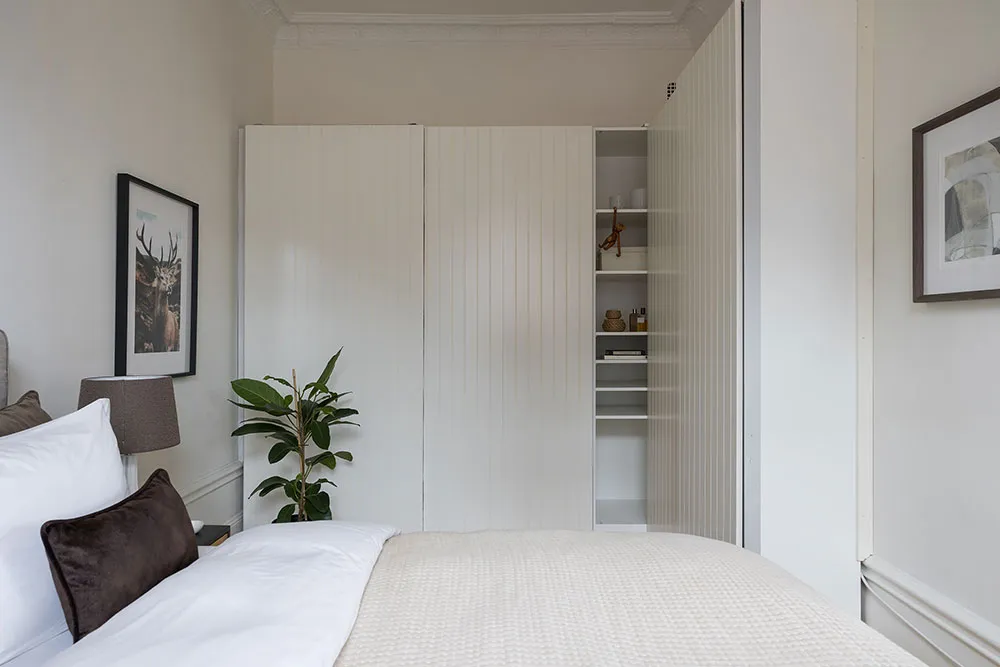 Elegant corner apartment with black-and-white kitchen in Stockholm - Gallery image 17