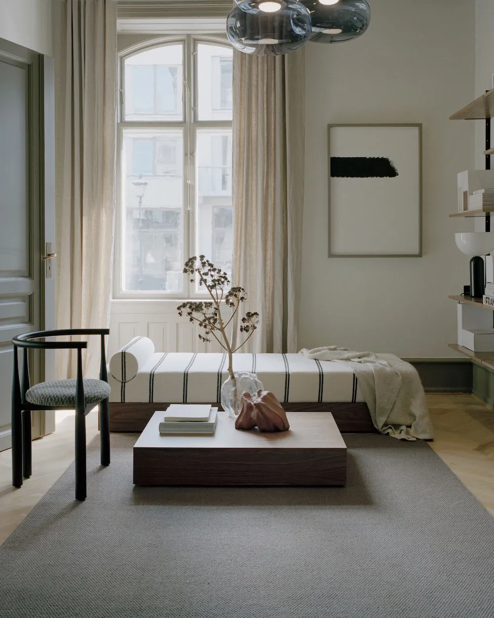 Eleganter skandinavischer Interieur in einer schönen, ruhigen Farbpalette - Gallery image 4