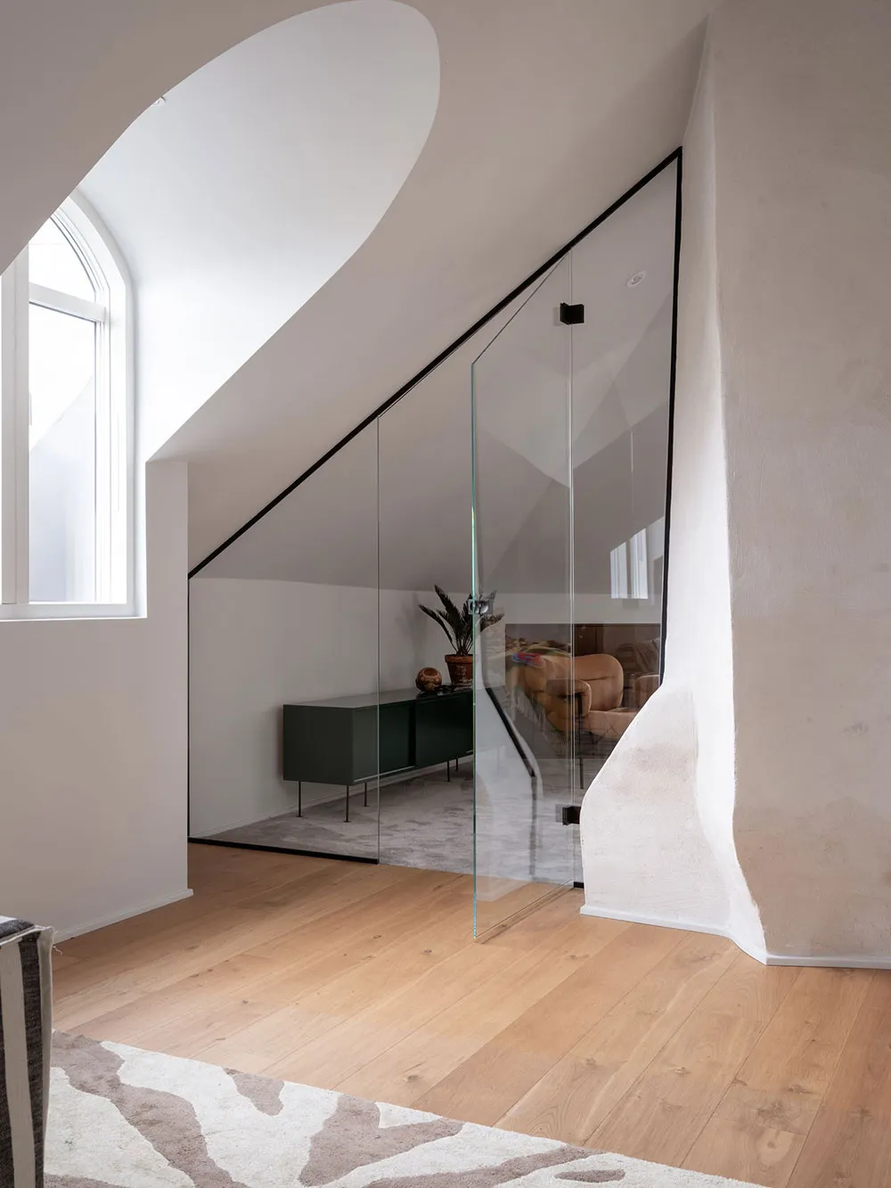 Стильная мансардная квартира с полосатым диваном - Gallery image 12