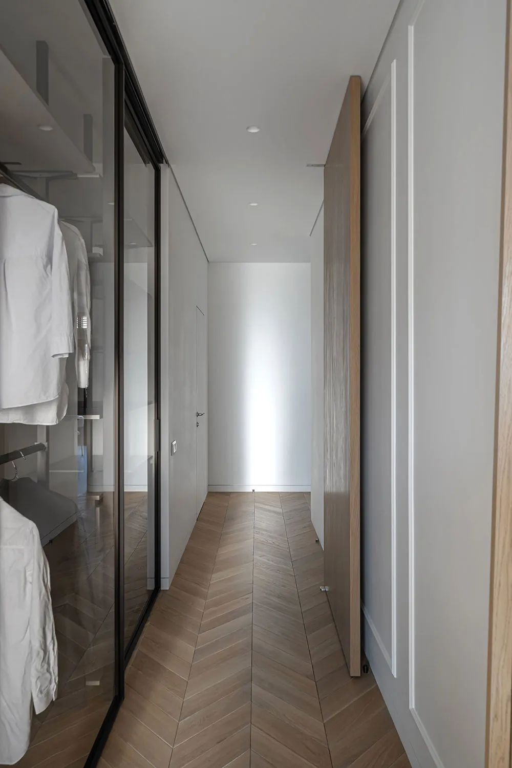 Minimalism, Rounded Corners and Shutters: Apartment in Kyiv (77 sqm) - Gallery image 16