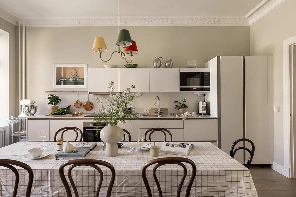 Interior beige-gris con libros en Gotemburgo (91 m²) - Gallery image 10